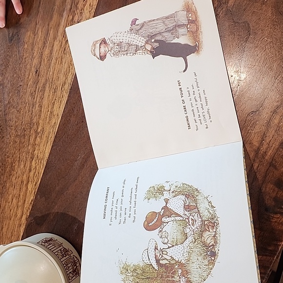 Vintage Holly Hobbie mini crock and book - Picture 12 of 14